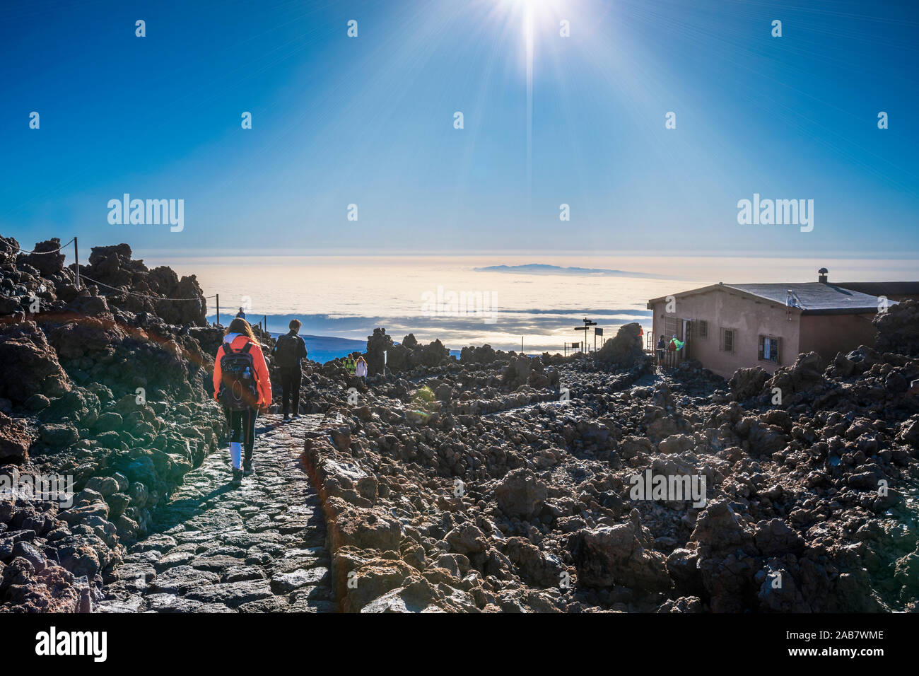 Touristen zu Fuß von oben nach unten von El Teide Vulkan Teide Seilbahn in frühen moning, Teneriffa, Kanarische Inseln, Spanien, Atlantik, Europa Stockfoto
