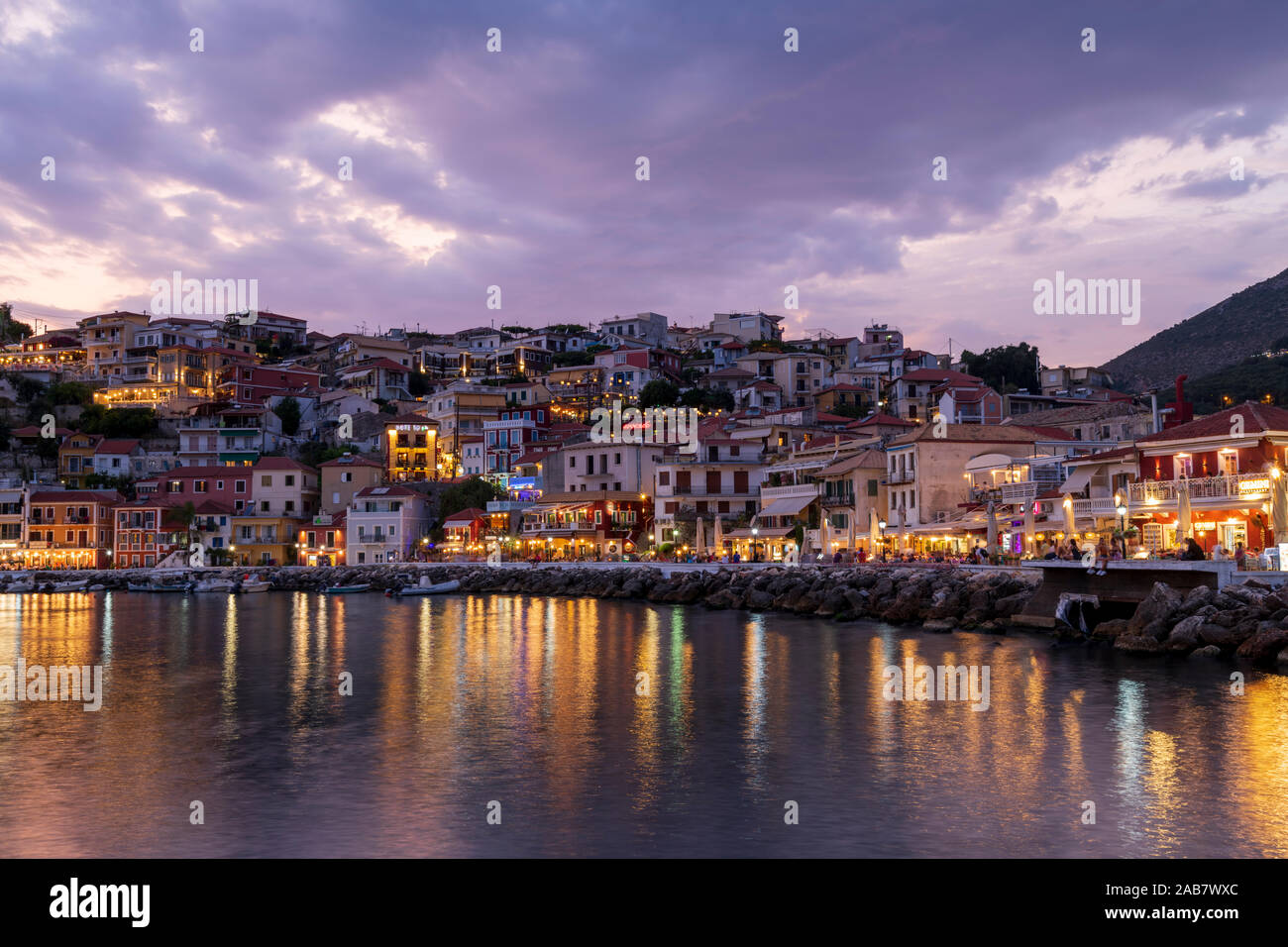 Abendlicher Blick von Parga Restaurants und Bars, Preveza, Griechenland, Europa Stockfoto