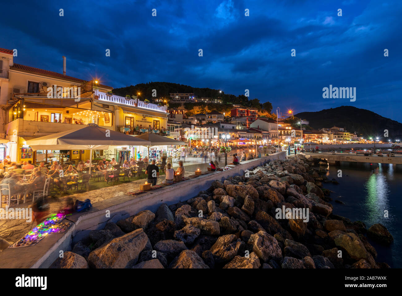 Stadt Parga und den Hafen bei Nacht, Parga, Preveza, Griechenland, Europa Stockfoto
