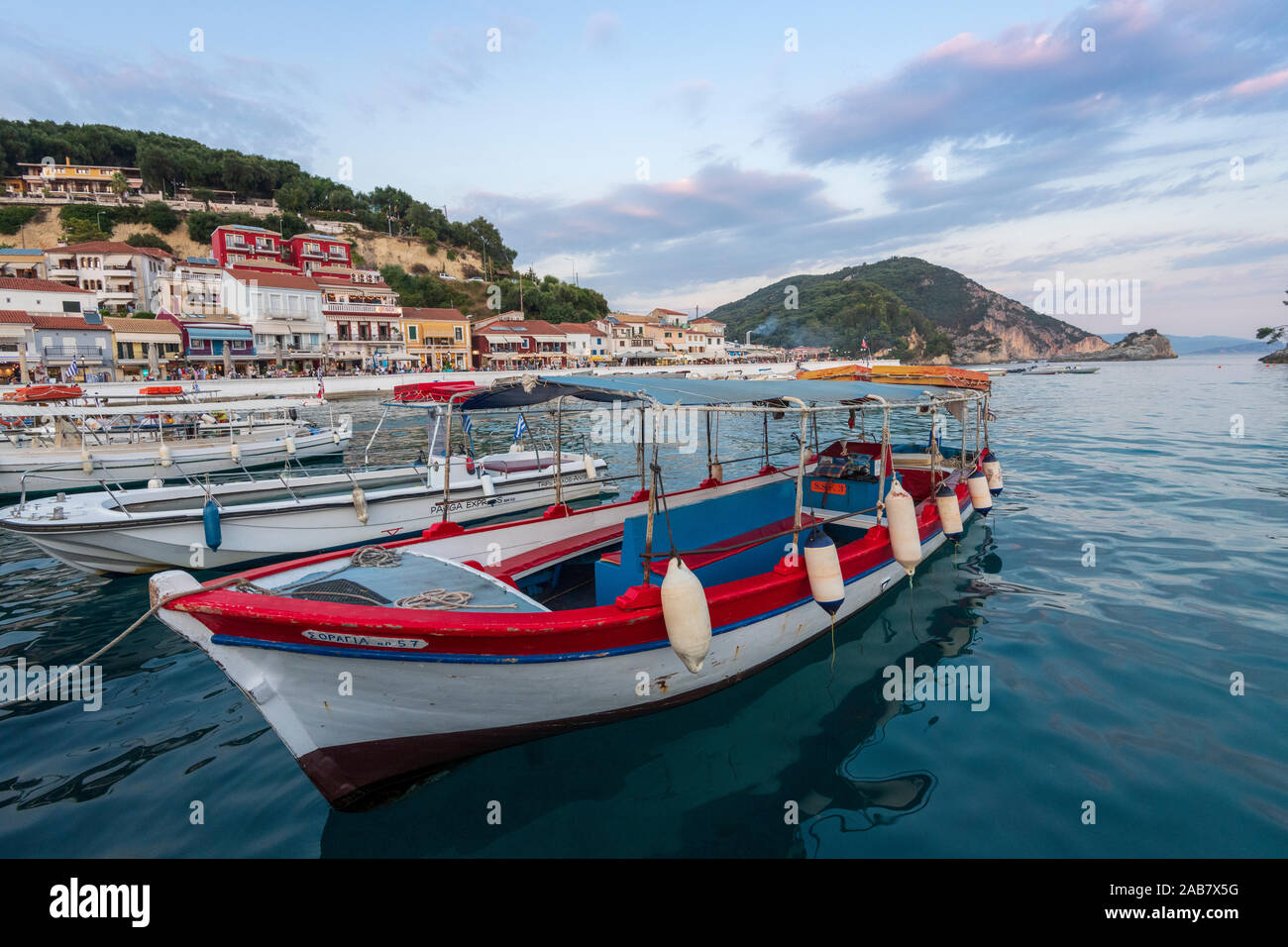 Touristische boote und die Stadt Parga im Hintergrund, Parga, Preveza, Griechenland, Europa Stockfoto