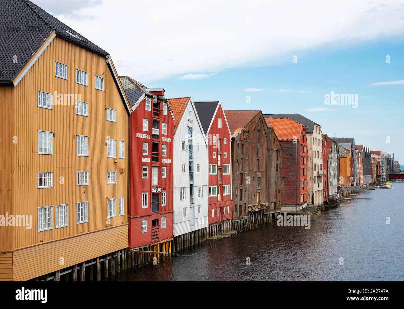 Alte hölzerne Lagerhallen auf der Nidelva Fluss in Trondheim, Trondelag, Norwegen, Skandinavien, Europa Stockfoto