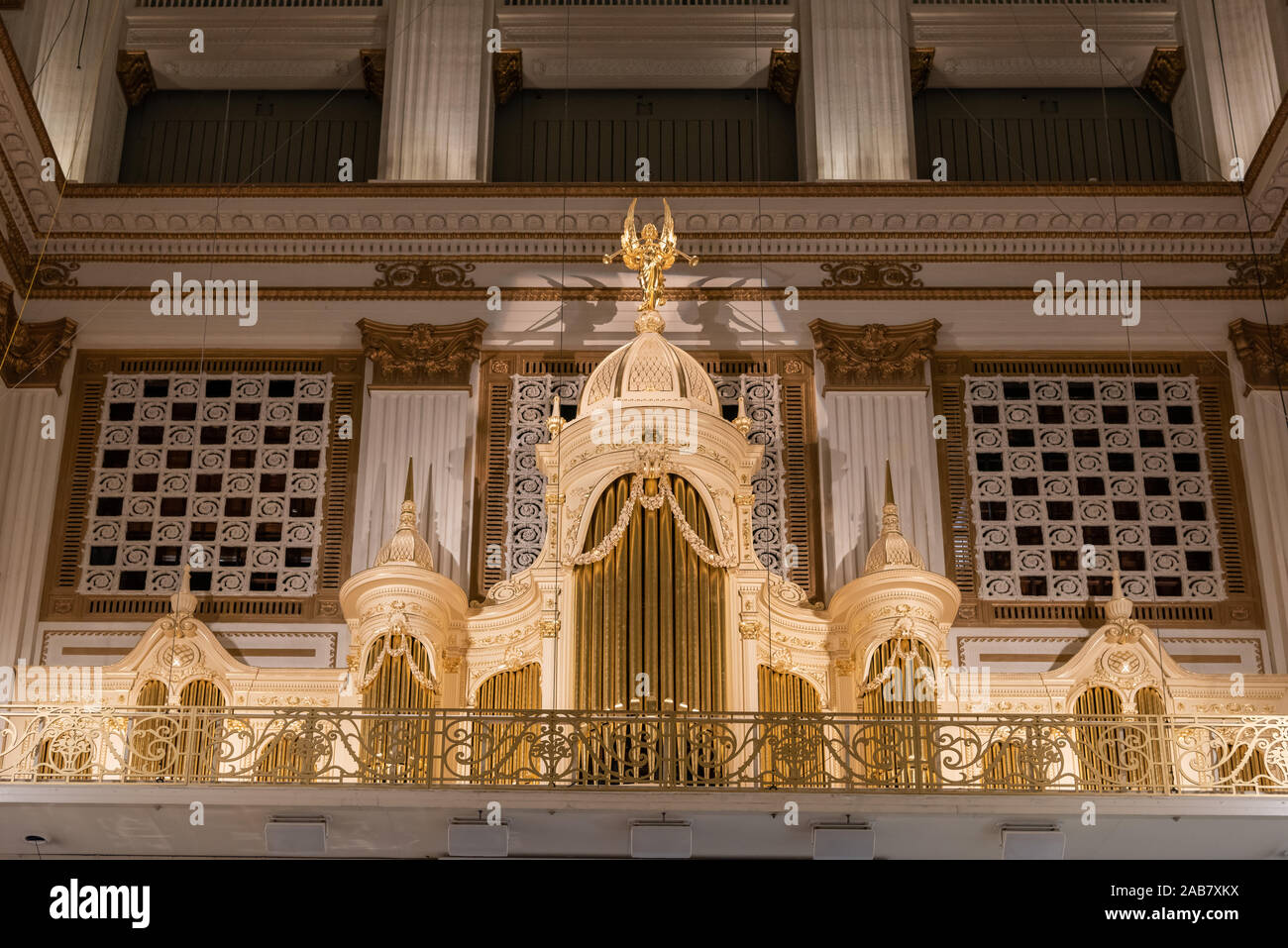 Die restaurierte Fassade des Wanamaker Grand Court Orgel, das größte voll funktionsfähigen Orgel in der Welt. Die vergoldeten Rohre in der Fassade sind deco Stockfoto