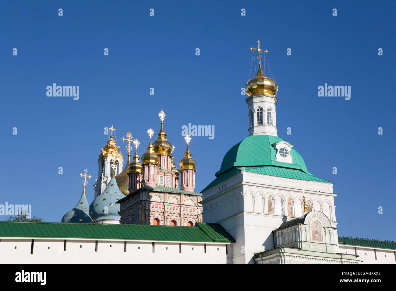 Heilige Tor im Vordergrund, die Heilige Dreifaltigkeit St. Sergius Lavra, UNESCO-Weltkulturerbe, Sergiev Posad, Goldener Ring, Moskau, Rußland, Europa Stockfoto