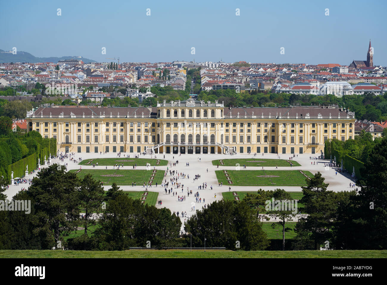 Panorama des Schloss Schönbrunn von der Gloriette, Weltkulturerbe der UNESCO, mit Wien im Hintergrund, Wien, Österreich, Europa Stockfoto