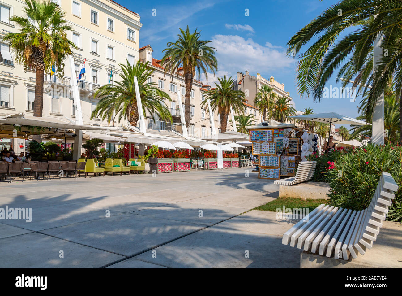 Blick auf die Gebäude und Cafes an der Promenade, Split, Dalmatien, Kroatien, Europa Stockfoto
