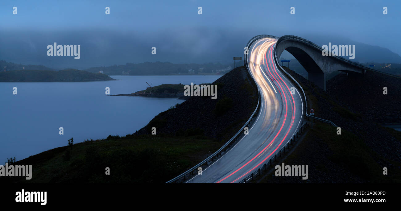 Auto Lichter Spuren auf Storseisundet Brücke entlang der Atlantik Straße, Mehr og Romsdal County, Norwegen, Skandinavien, Europa Stockfoto