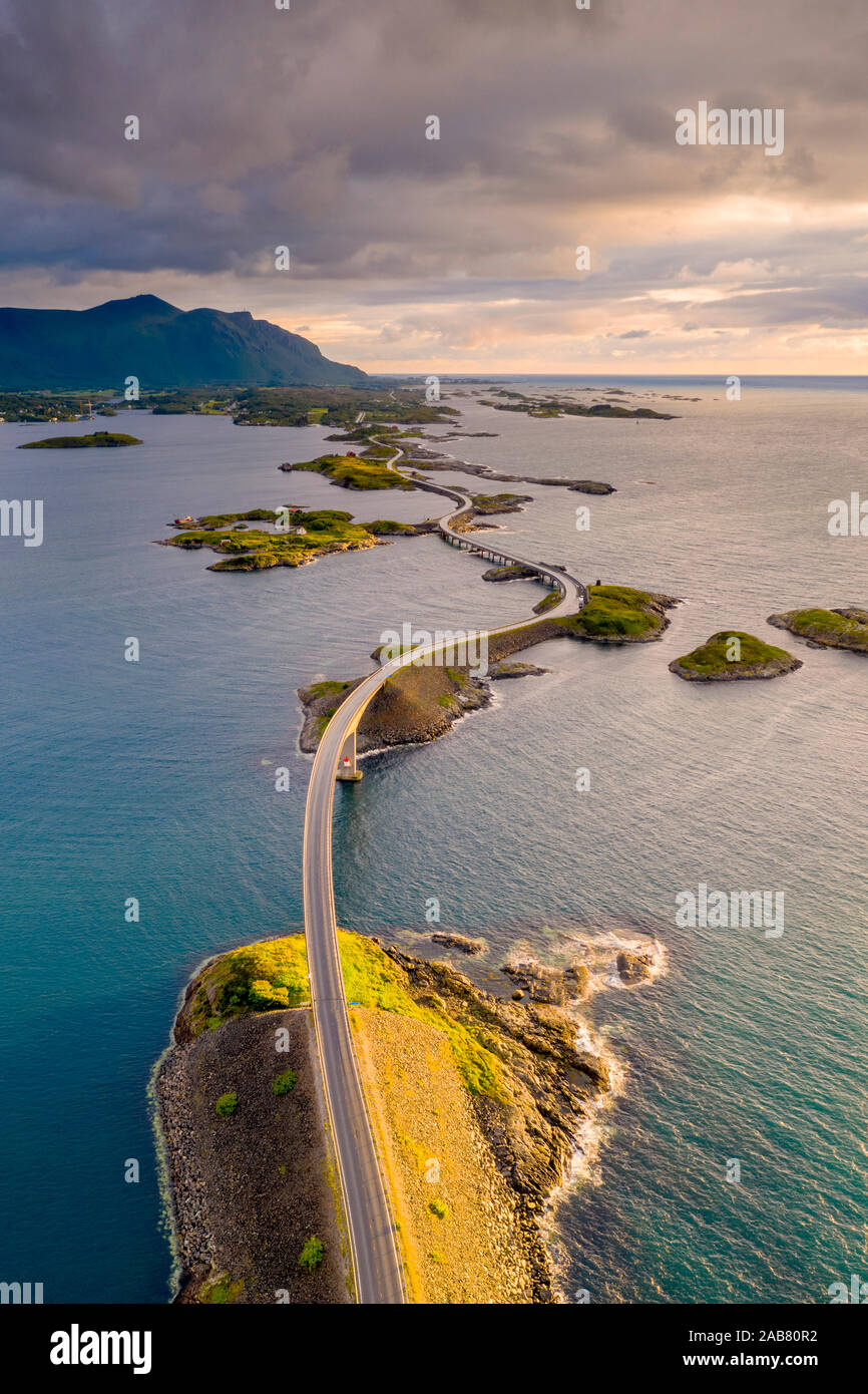 Sonnenuntergang über Storseisundet Brücke Blick von oben, Atlantic Road, Mehr og Romsdal County, Norwegen, Skandinavien, Europa Stockfoto