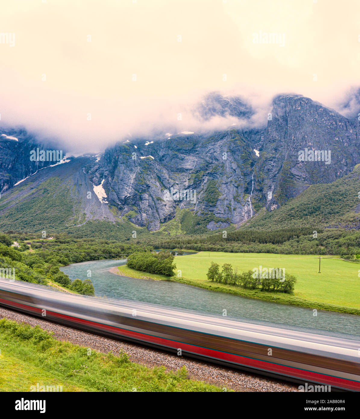 Die Rauma-linie Express fährt neben dem Fluss im Tal Romsdalen, Molde, Mehr og Romsdal County, Norwegen, Skandinavien, Europa Stockfoto