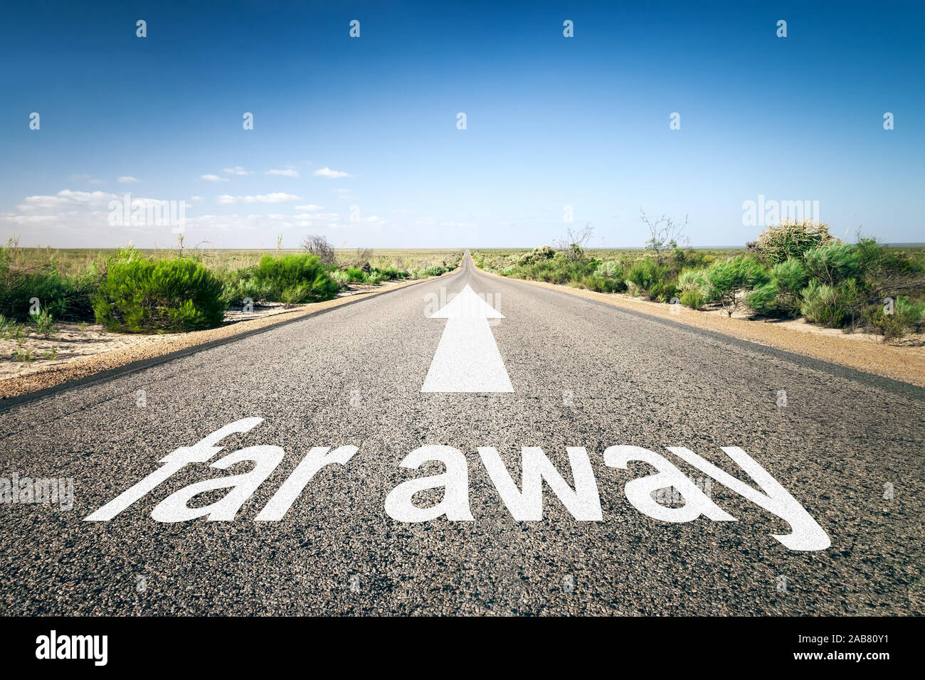 Eine unendlich lange Straße mit der wegweisenden Aufschrift: "weit weg" Stockfoto