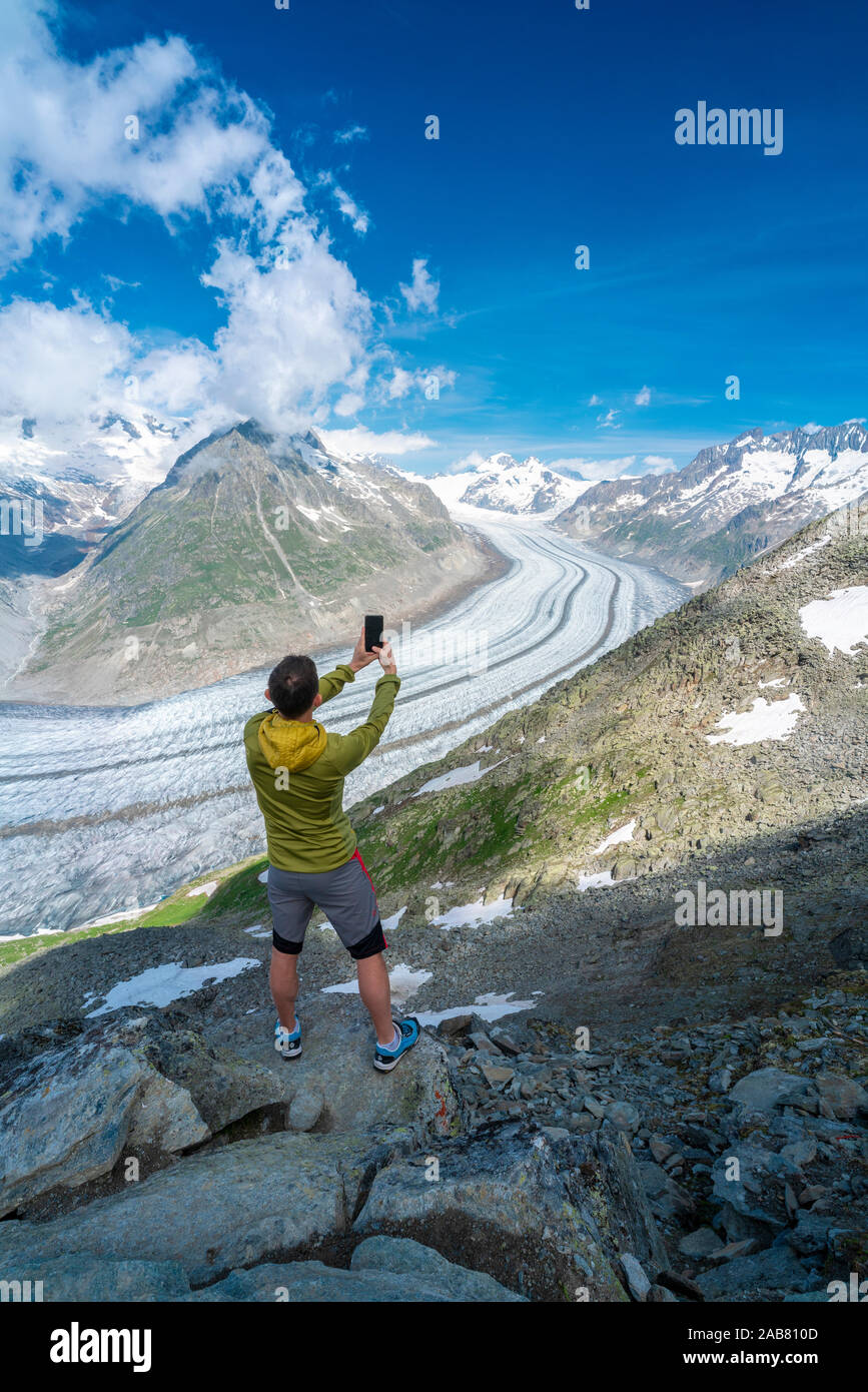 Rückansicht des Menschen fotografieren Aletschgletscher vom Eggishorn aus Sicht mit Smartphone, Berner Alpen, Kanton Wallis, Schweiz, Europa Stockfoto
