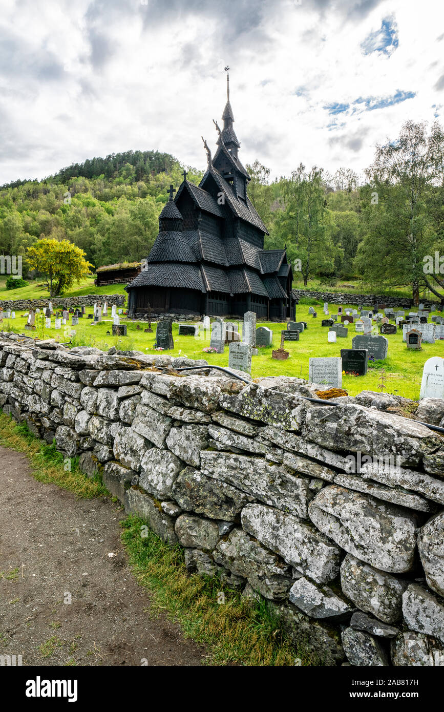 Umliegende Steinmauern von Borgund Stabkirche und Friedhof, Laerdal Gemeinde, Sogn und Fjordane County, Norwegen, Skandinavien, Europa Stockfoto