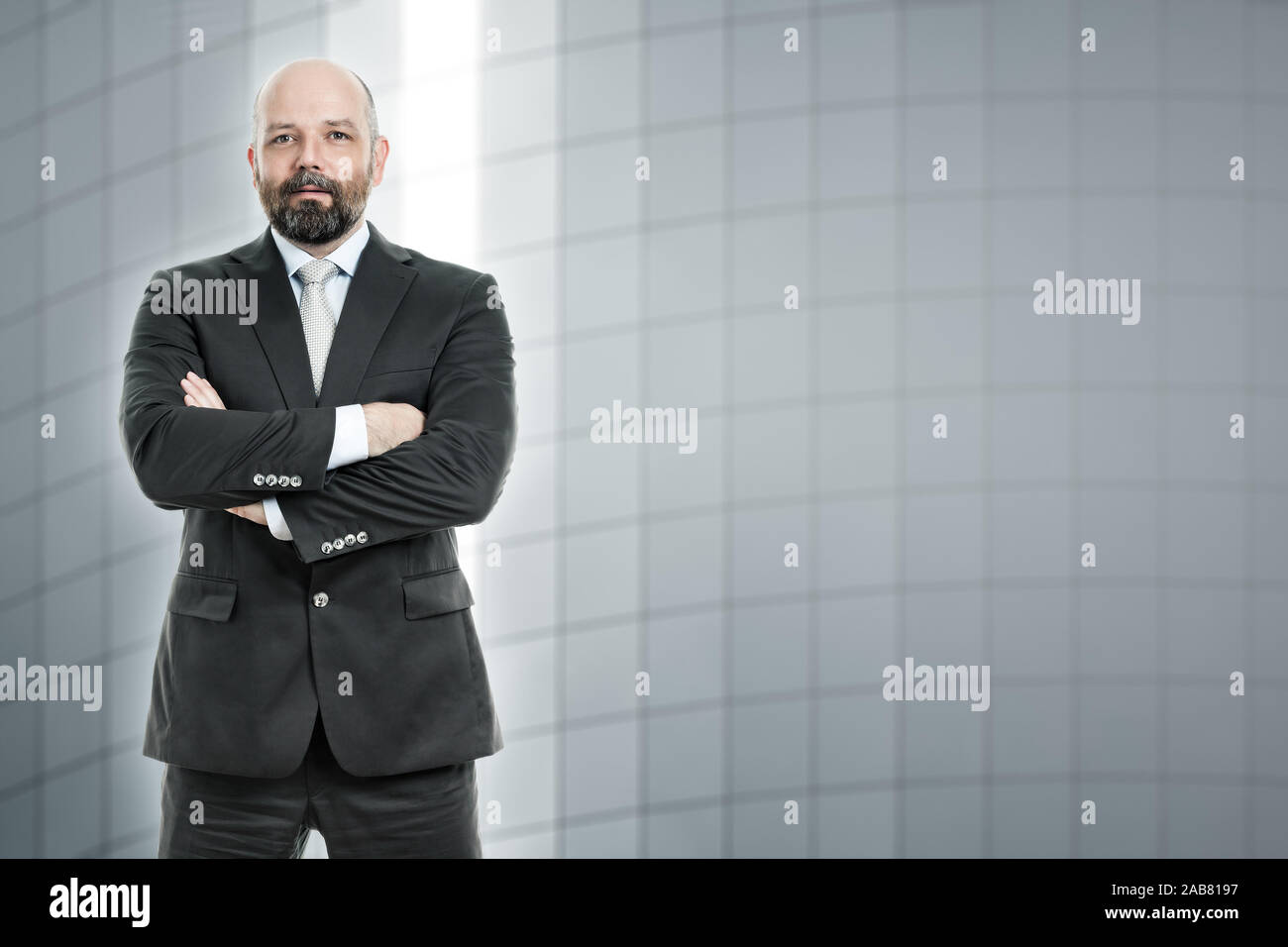 Ein geschaeftsmann der Fassade eines Gebaeudes Stockfoto