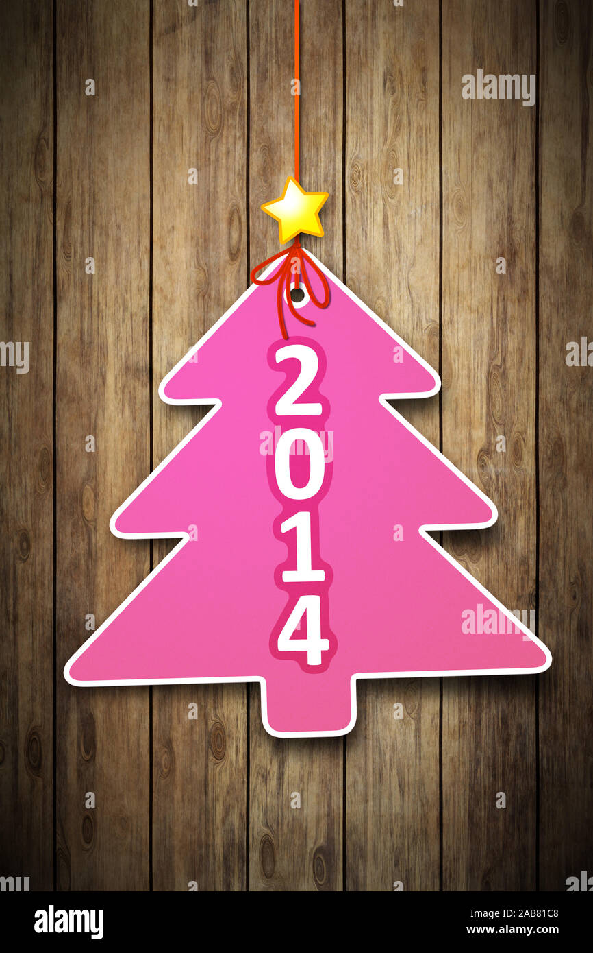 Ein dekorativer Weihnachtsbaum vor einem Hoelzernen Hintergrund Stockfoto