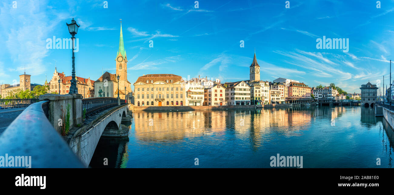 Panoramablick von Fraumunster Church und Limmat von Munsterbrucke Brücke bei Sonnenaufgang, Zürich, Schweiz, Europa Stockfoto