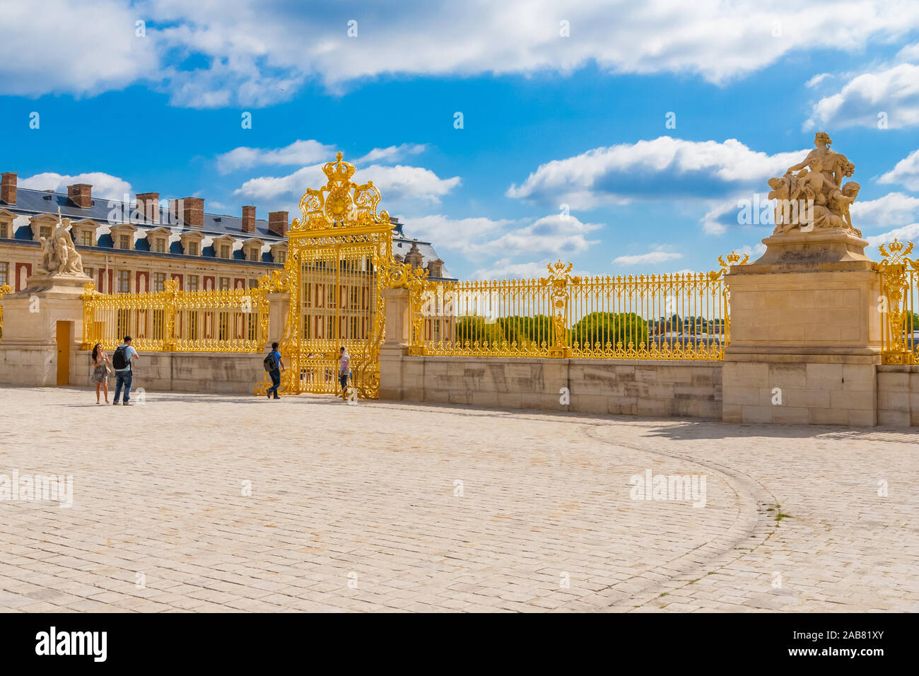 Toller Blick auf die glänzenden goldenen königlichen Tor, eine aufwändige Blattgold Tor, aus dem Inneren der Cour Royale des berühmten Schlosses von Versailles gesehen... Stockfoto