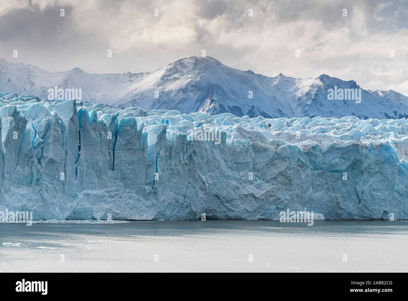 Perito Moreno Gletscher und Gipfel unter einem Moody Himmel, Los Glaciares Nationalpark, UNESCO, Santa Cruz, Argentinien, Südamerika Stockfoto
