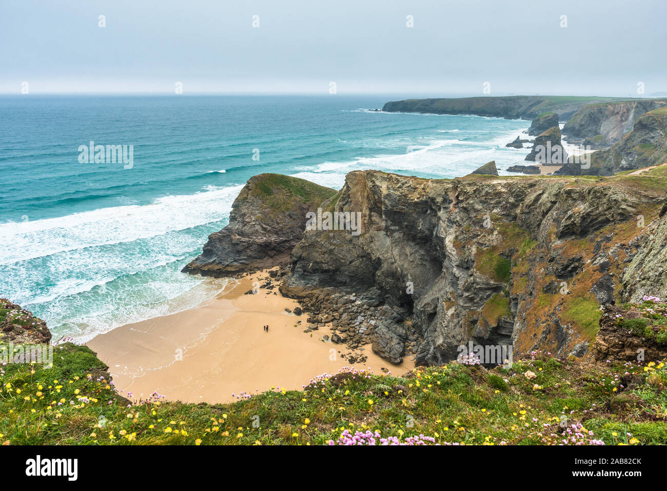 Spektakuläre Felsformationen an Bedruthan Steps nördlich von Newquay, Cornwall, England, Vereinigtes Königreich, Europa Stockfoto