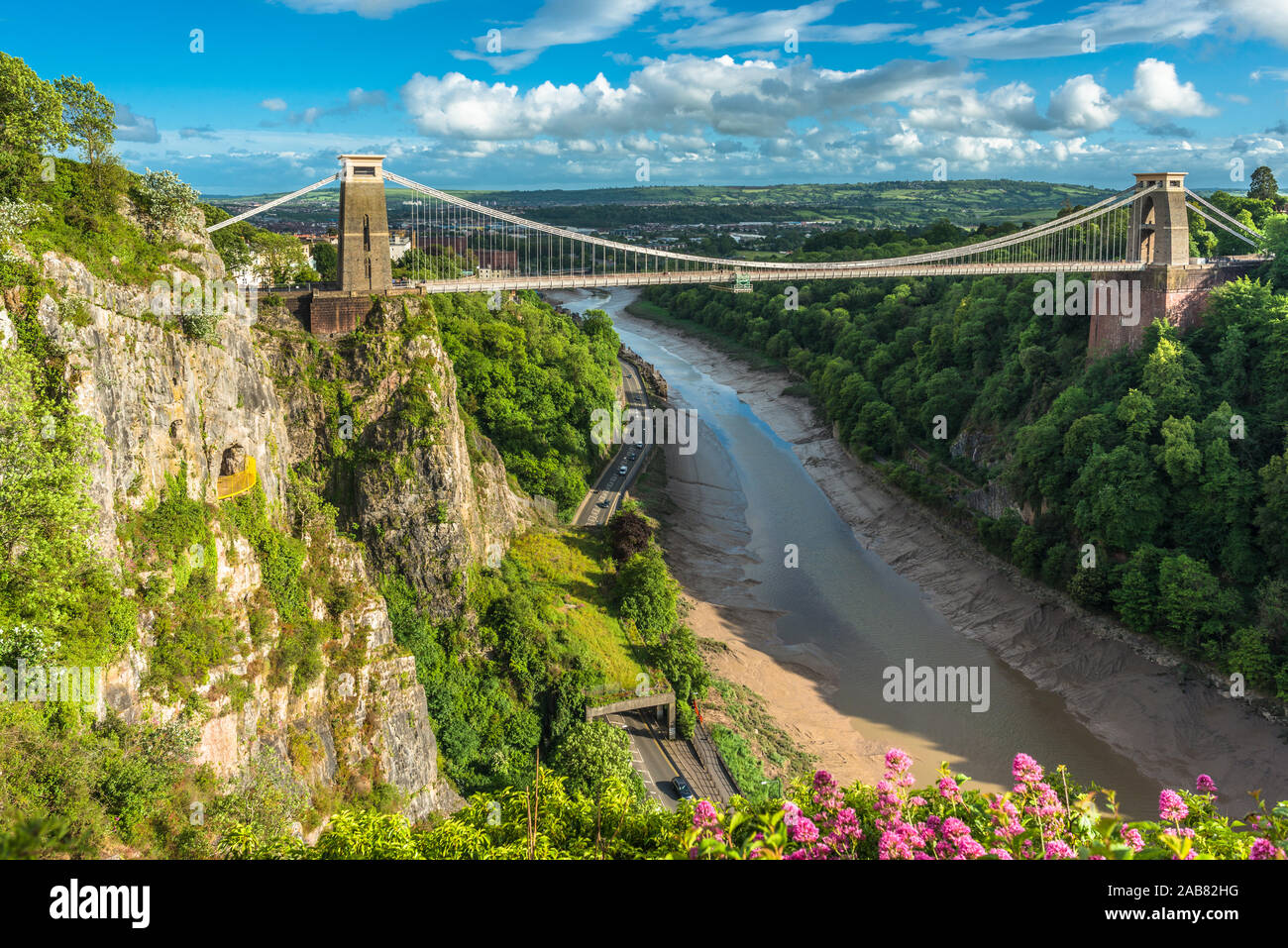 Historische Clifton Suspension Bridge von Isambard Kingdom Brunel überspannt die Avon Gorge mit Fluss Avon unten, Bristol, England, Vereinigtes Königreich, Europa Stockfoto