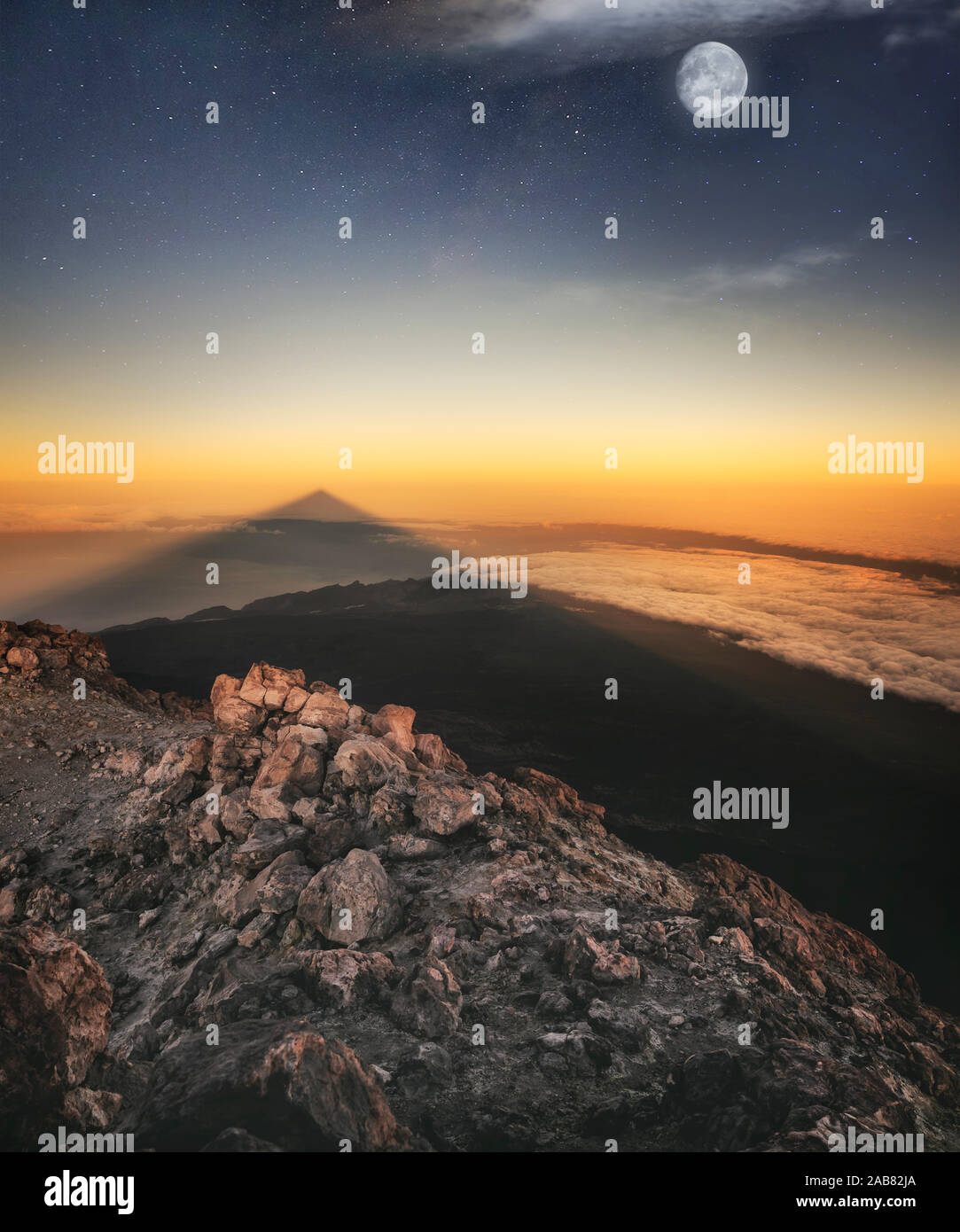Blick auf El Teide Vulkan Schatten vom Gipfel rechts vor dem Sonnenaufgang, El Teide Nationalpark, UNESCO, Teneriffa, Kanarische Inseln, Spanien Stockfoto