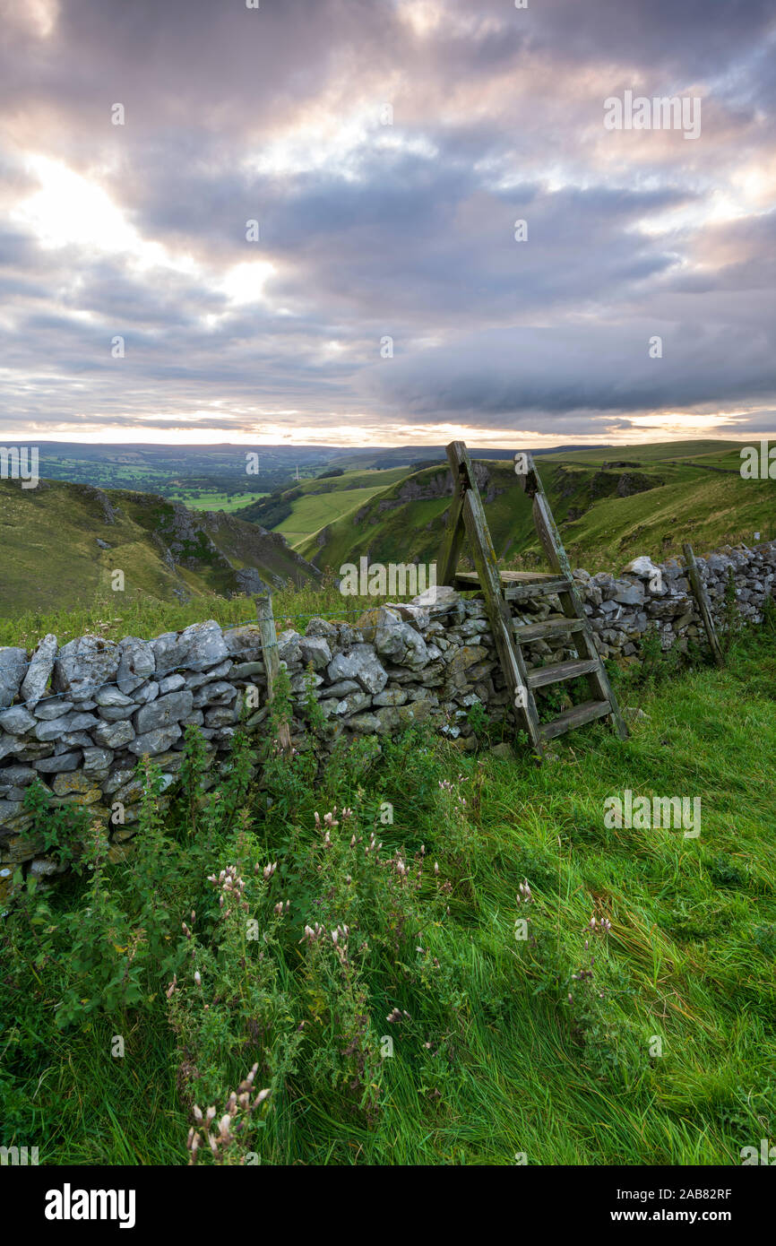 Die erhöhten Blick auf Winnats Pass und Hope Valley, Winnats Pass, Hope Valley, Peak District, Derbyshire, England, Vereinigtes Königreich, Europa Stockfoto