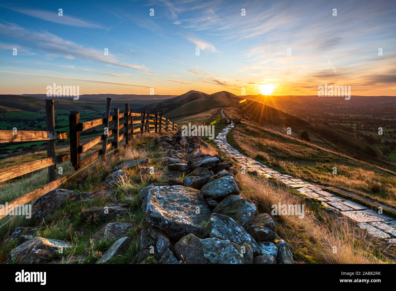 Sonnenaufgang über Hügel verlieren und Zurück, Tor von Mam Tor, Hope Valley, Peak District, Derbyshire, England, Vereinigtes Königreich, Europa Stockfoto