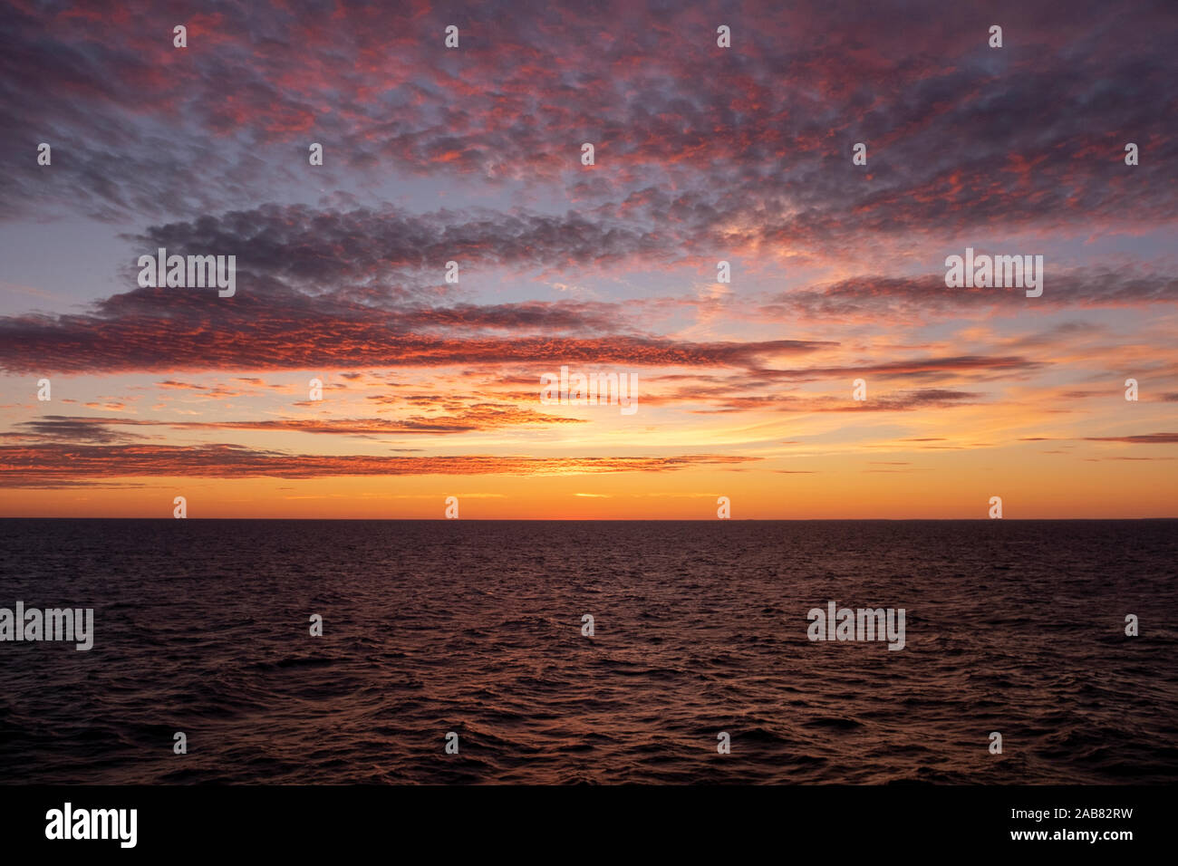 24.00 Uhr Sonnenuntergang über der Ostsee, Russland, Europa Stockfoto