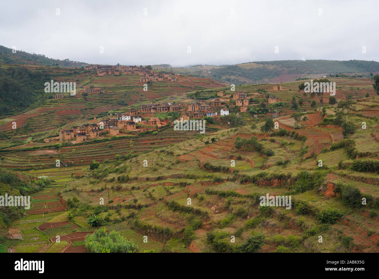 Schlamm Häuser im Dorf auf der Terrasse Felder, Antsirabe, Madagaskar, Afrika Stockfoto