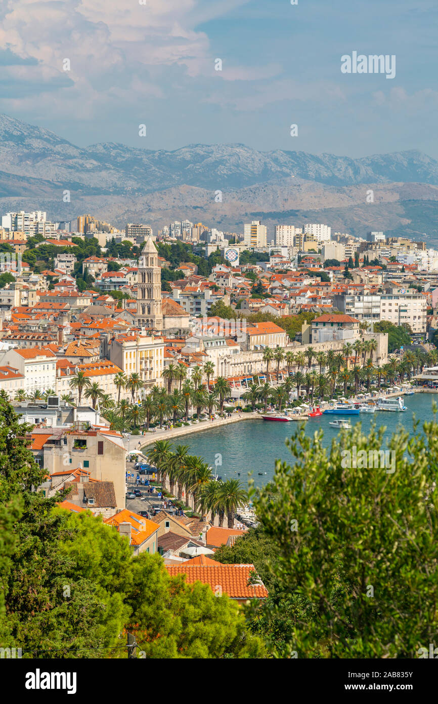 Panoramablick von oben Split Stadt und Kathedrale des Heiligen Domnius, Split, Dalmatien, Kroatien, Europa Stockfoto