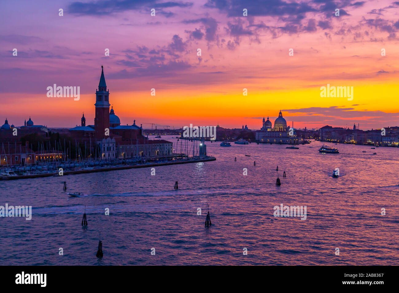 Blick auf die Skyline von Venedig und Red Sky von Kreuzfahrtschiff bei Dämmerung, Venedig, UNESCO-Weltkulturerbe, Venetien, Italien, Europa Stockfoto