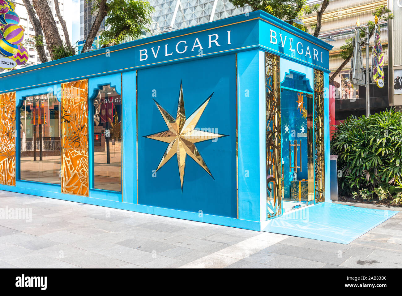 Bvlgari Pop-up Stores in ION Orchard Road Shopping Mall, Singapur. Weihnachtsfeier. Stockfoto