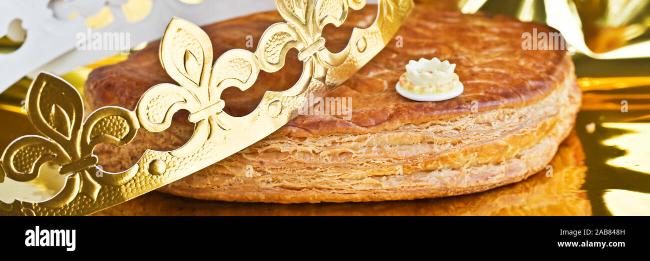 Galette des Rois, französische Kingcake mit einer goldenen Krone Stockfoto
