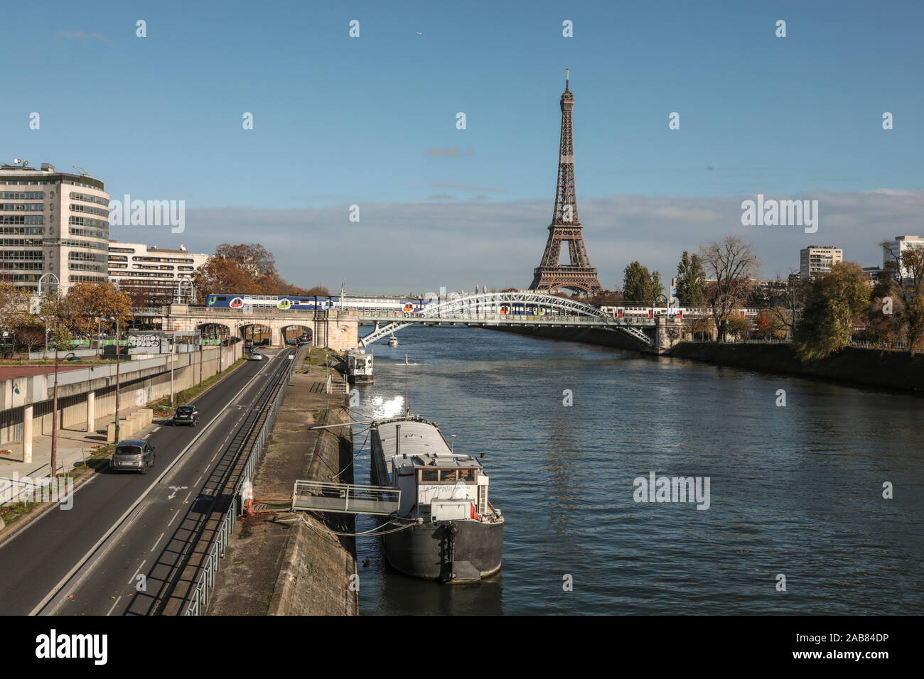 LA SEINE UND DEN EIFFELTURM, PARIS Stockfoto