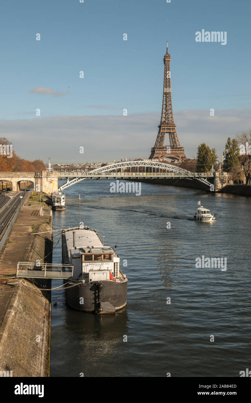 LA SEINE UND DEN EIFFELTURM, PARIS Stockfoto