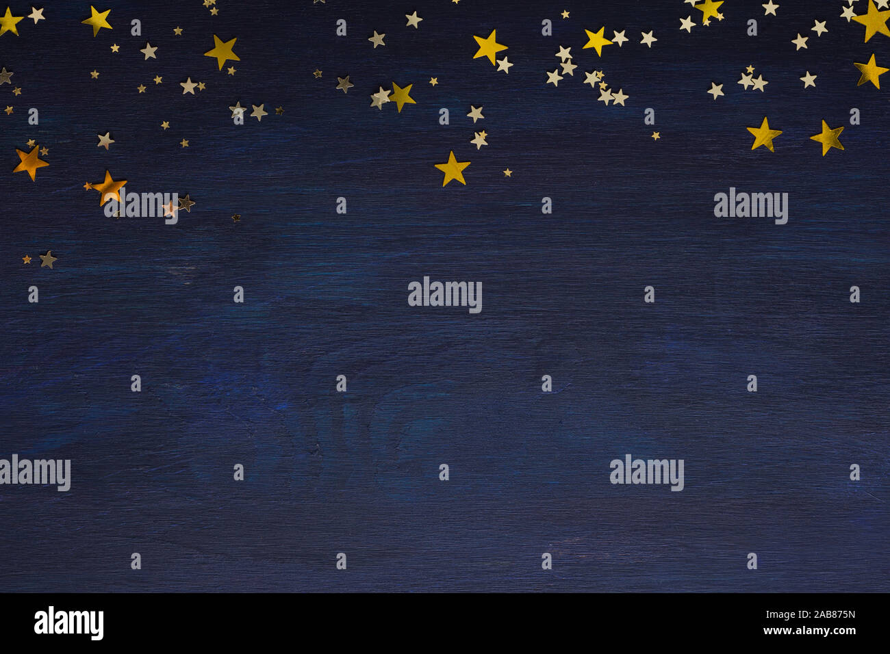 Dunkel-blau Holz- Hintergrund mit goldenen Sternen mit Kopie Platz für Text. Stockfoto