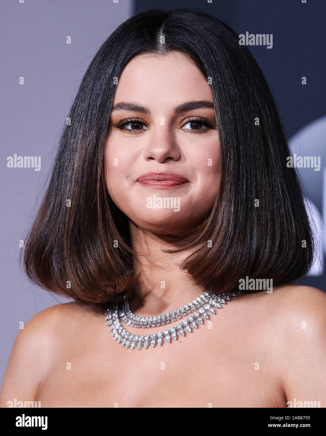 LOS ANGELES, Kalifornien, USA - 24. NOVEMBER: Sängerin Selena Gomez trägt ein Versace Kleid und Schuhe mit Roberto Coin Schmuck kommt an der 2019 American Music Awards bei Microsoft Theatre L.A. statt Am 24. November 2019 in Los Angeles, Kalifornien, USA. (Foto von Xavier Collin/Image Press Agency) Stockfoto