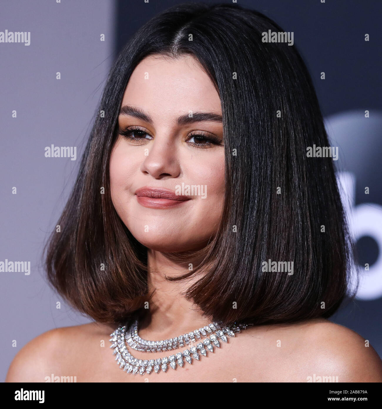 LOS ANGELES, Kalifornien, USA - 24. NOVEMBER: Sängerin Selena Gomez trägt ein Versace Kleid und Schuhe mit Roberto Coin Schmuck kommt an der 2019 American Music Awards bei Microsoft Theatre L.A. statt Am 24. November 2019 in Los Angeles, Kalifornien, USA. (Foto von Xavier Collin/Image Press Agency) Stockfoto