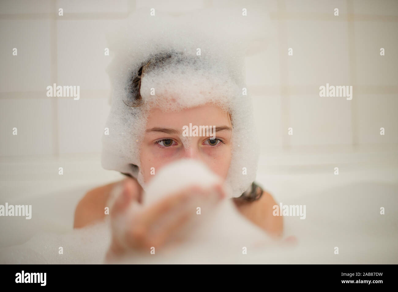 Junge Mädchen In Der Badewanne Ein Kleines Mädchen Taucht In Der