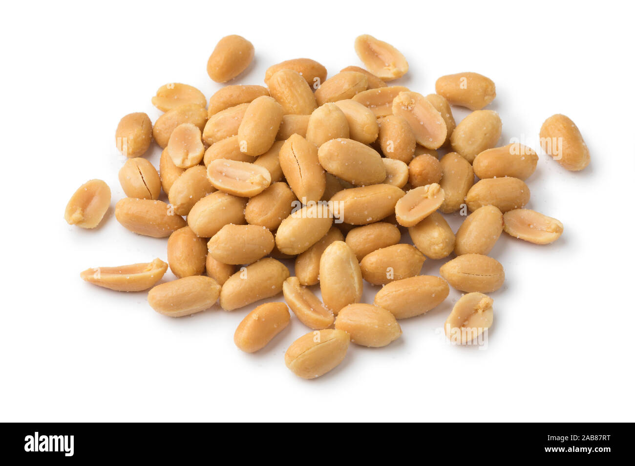 Haufen von Geschälten gesalzene Erdnüsse auf weißem Hintergrund Stockfoto