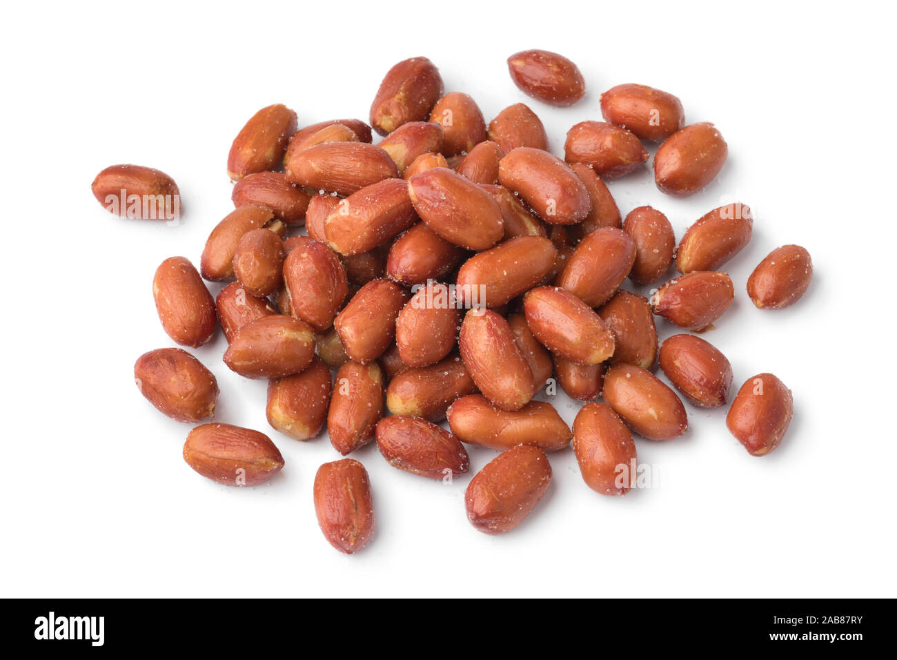 Haufen gesalzene Erdnüsse Braun auf weißem Hintergrund Stockfoto