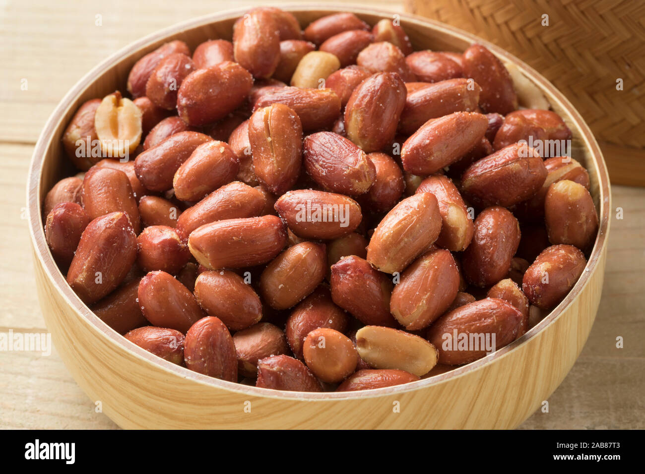 Hölzerne Schüssel mit gesalzener braune Erdnüsse Stockfoto