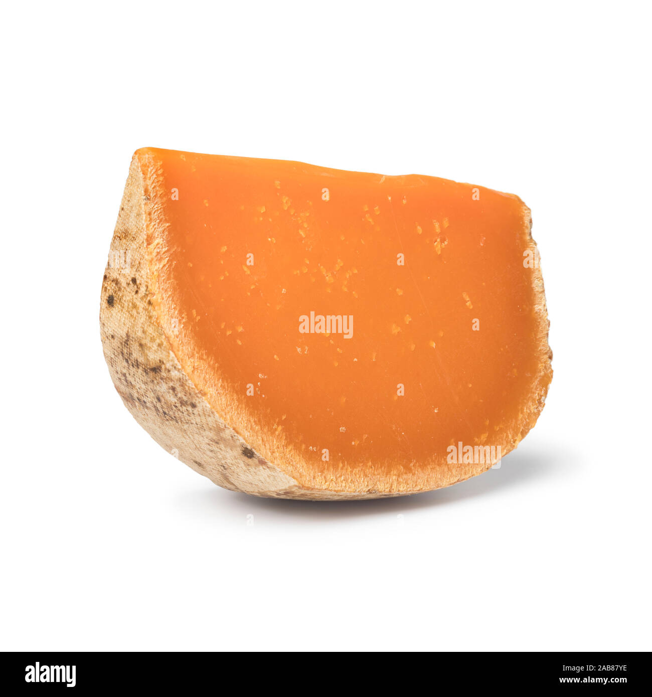 Keil der Orange Französische Mimolette Käse auf weißem Hintergrund Stockfoto