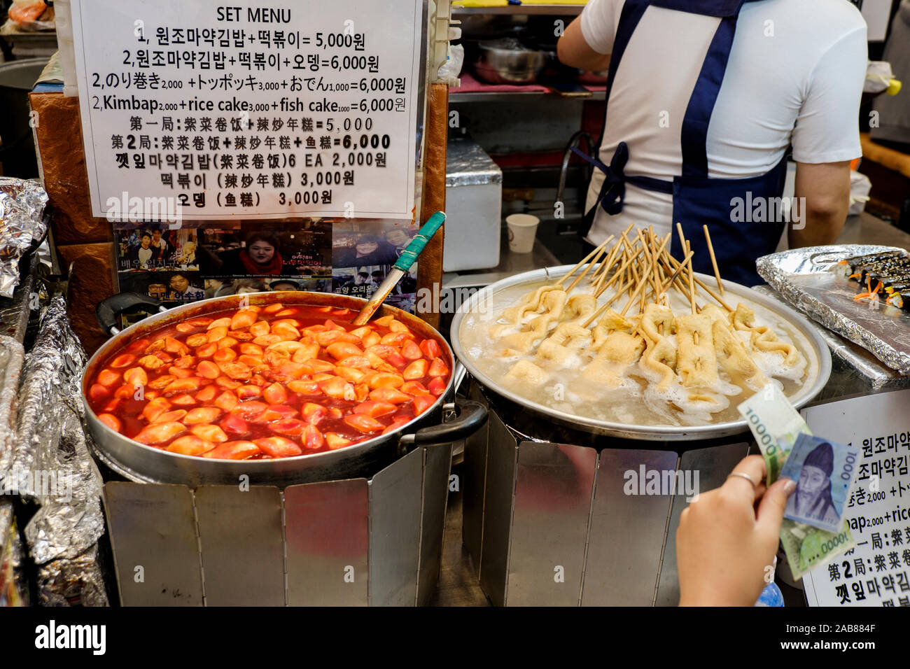 Reis (links) und Fisch Kuchen (rechts) und Menü Preise am Markt (oder Kwangjang Gwangjang Mkt.), Jongno-gu, Seoul, Südkorea. Stockfoto