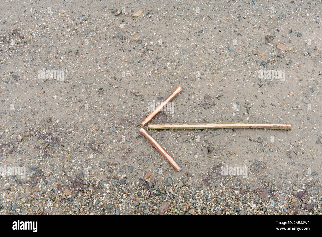 Survival skills Konzept. Signal Pfeil auf Kies' auf diese Weise '/'-Verfahren in dieser Richtung die Richtung der Bewegung oder Position zu zeigen. Stockfoto