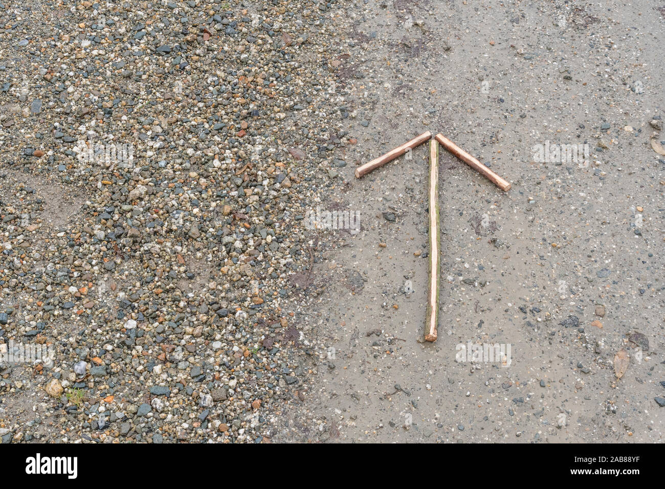 Survival skills Konzept. Signal Pfeil auf Kies' auf diese Weise '/'-Verfahren in dieser Richtung die Richtung der Bewegung oder Position zu zeigen. Stockfoto