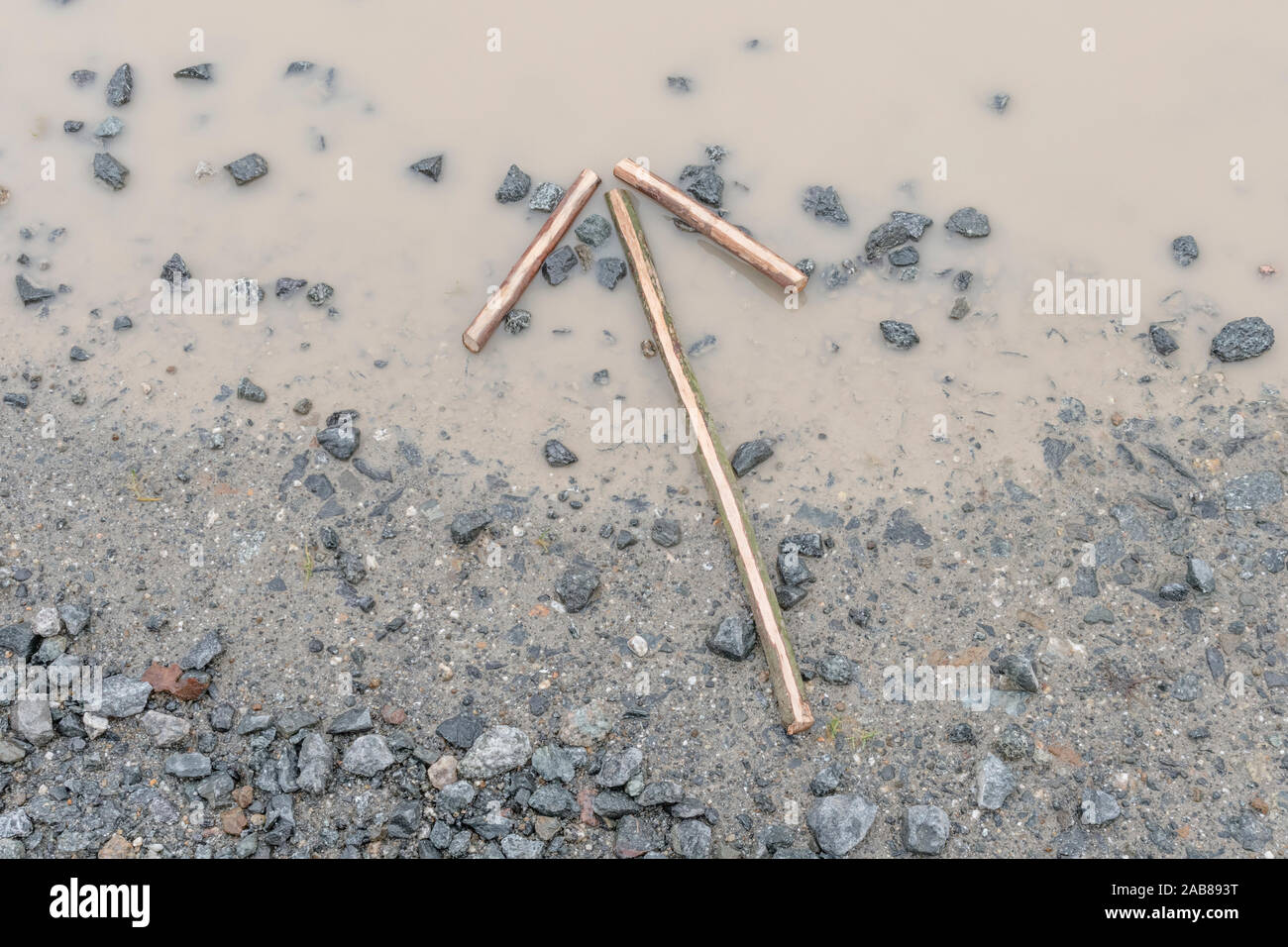 Survival skills Konzept. Signal Pfeil auf Kies' auf diese Weise '/'-Verfahren in dieser Richtung die Richtung der Bewegung oder Position zu zeigen. Stockfoto