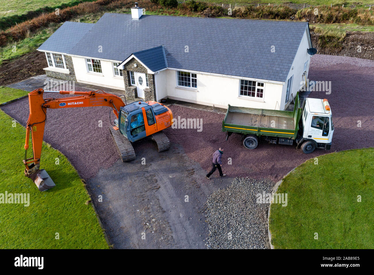 Festlegung der Schotter auf einer Fahrstraße bei Irish House, County Kerry, Irland Stockfoto