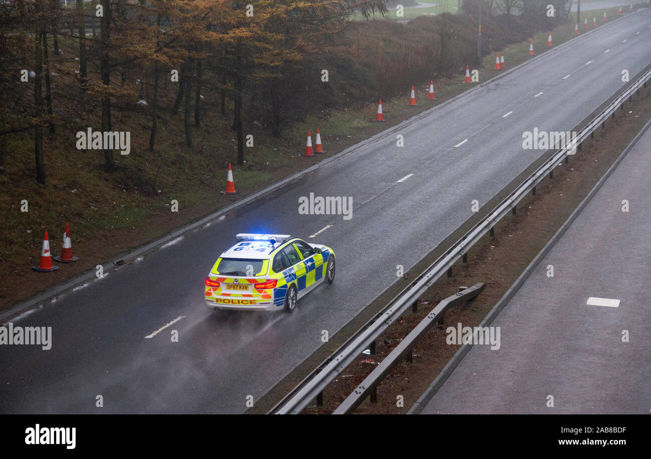 Dundee, Schottland, Großbritannien, 26. November 2019. UK Wetter: Leichter Regen und dichtem Nebel Autofahrer Beschränkung auf minimale Sichtbarkeit. Ein Polizei Schottland Polizei Auto entlang der Schnellstraße in Dundee Kingsway beschleunigt die Reaktion auf einen Notruf 999. Credit: Dundee Photographics/Alamy leben Nachrichten Stockfoto