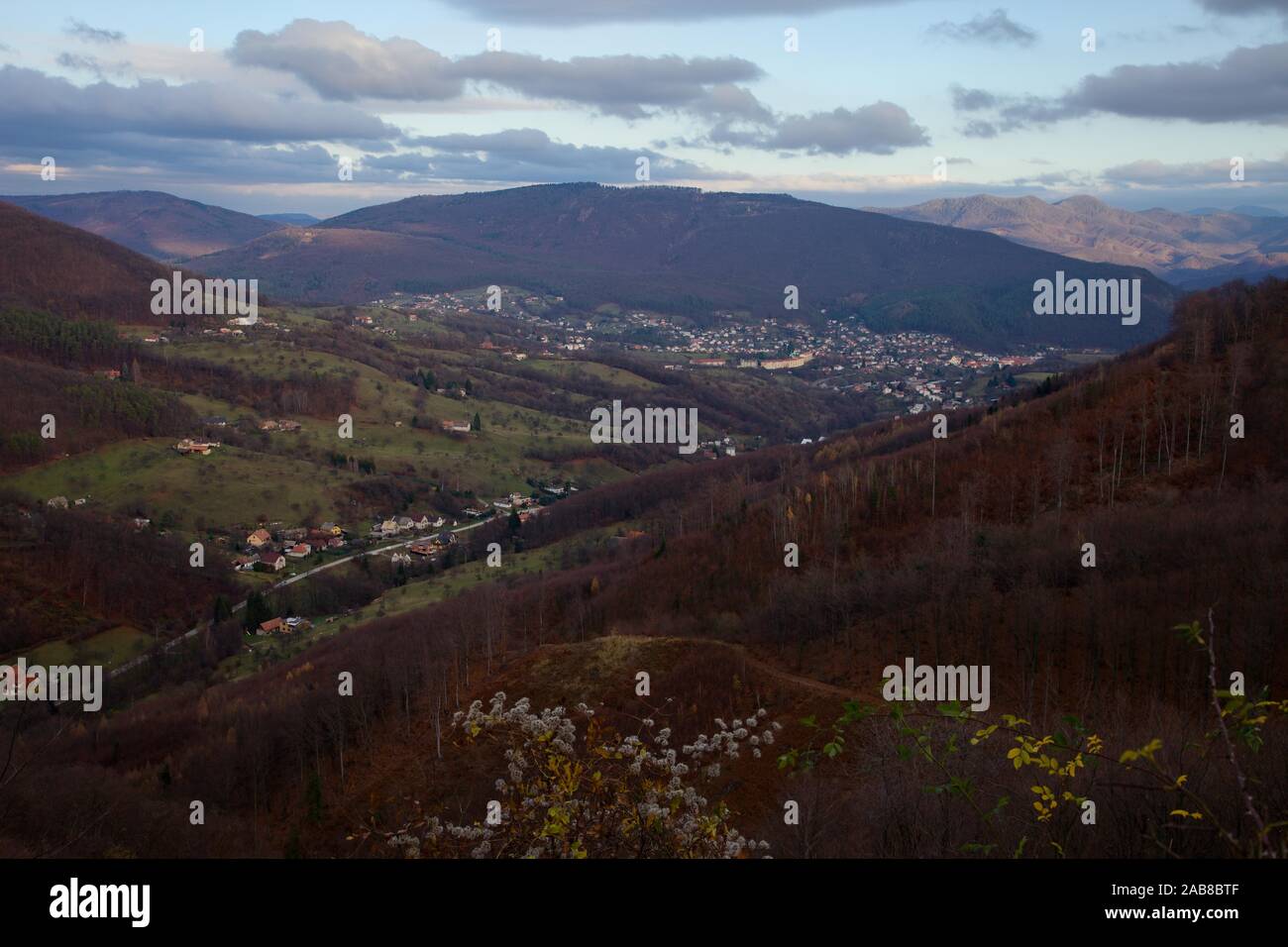 Blick vom Berg auf die Stadt Nová Baňa, Slowakei Stockfoto