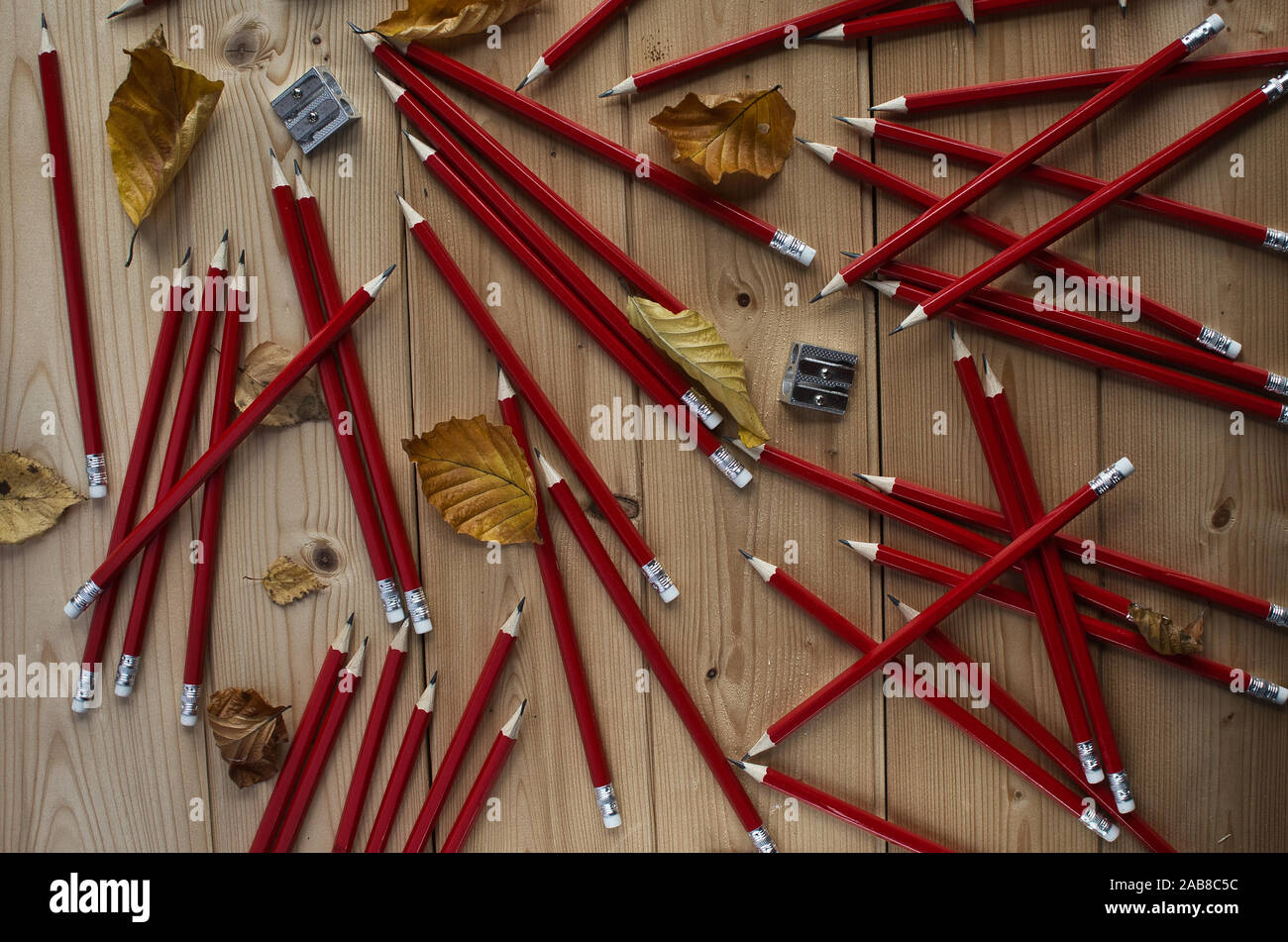 Rot Bleistifte, bunte Zahlen und shapeners auf Holz Hintergrund Stockfoto