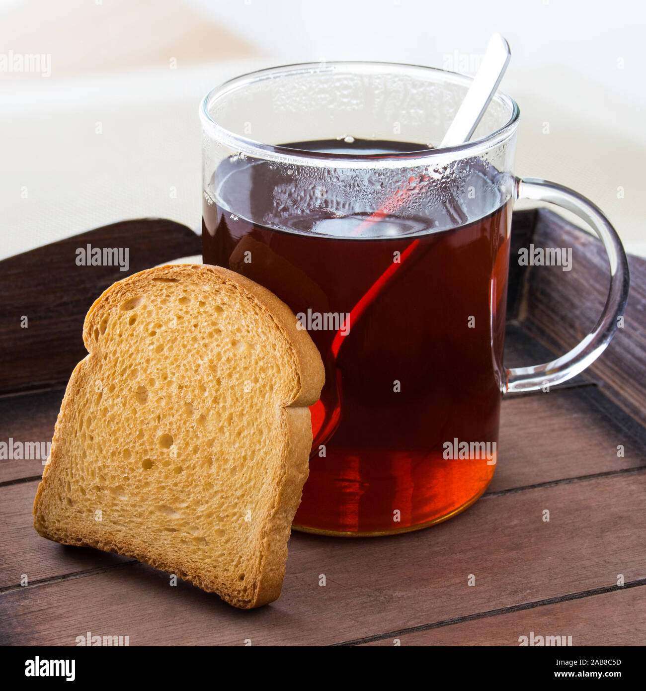 Remedy mit heißem Tee und Zwieback Stockfoto